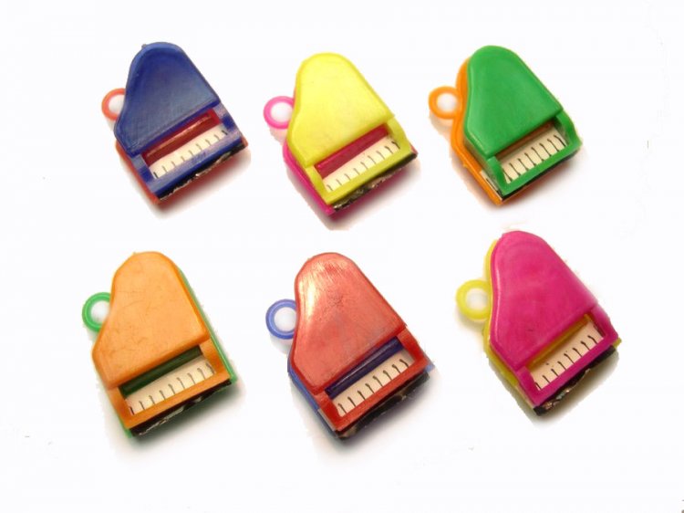 Grand Piano Vintage Plastic Gumball Charms (4) - Click Image to Close