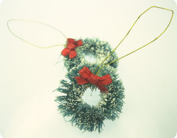 Frosty Sisal Bottlebrush Wreath with Red Bow (3) : 1" - Click Image to Close