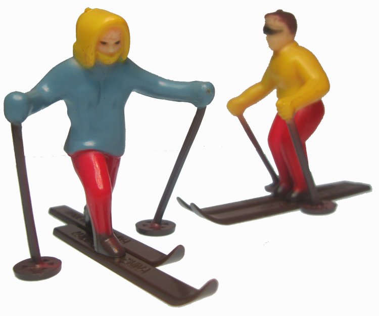 Skiing Couple Miniature Set - Click Image to Close