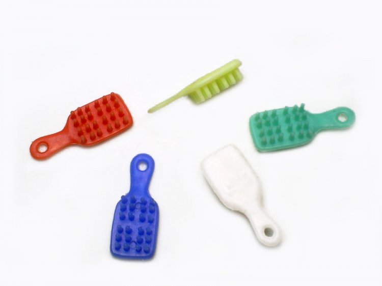 Hairbrush Vintage Plastic Charms (8) - Click Image to Close
