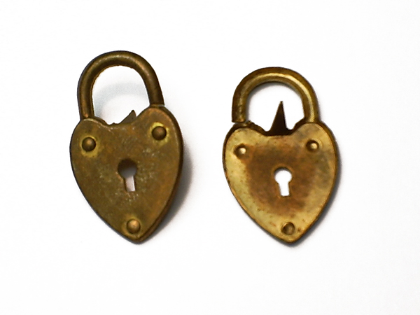 Heart-shaped Padlock Vintage Brass Prong Backs (6) - Click Image to Close